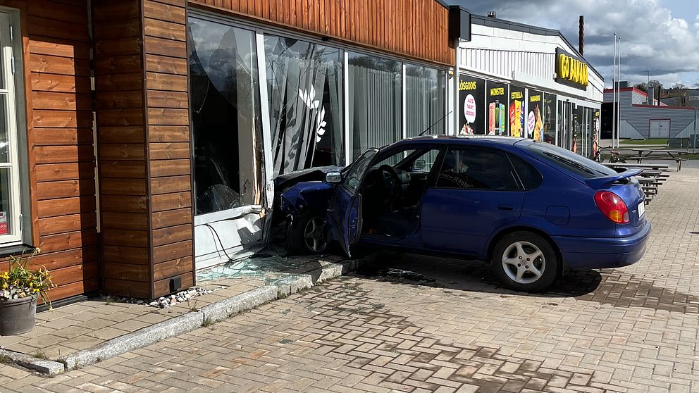 En bil har kört in i en kontorslokal i Vimmerby.