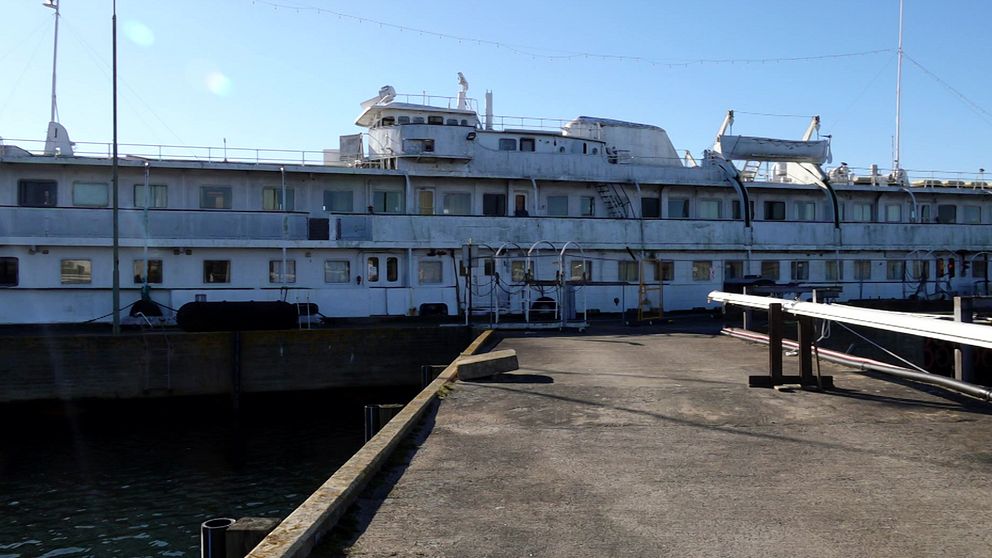 Ägaren till Studentbåten i Karlskrona samlar på sig stora bötesbelopp ju längre båten tar upp en kajplats.