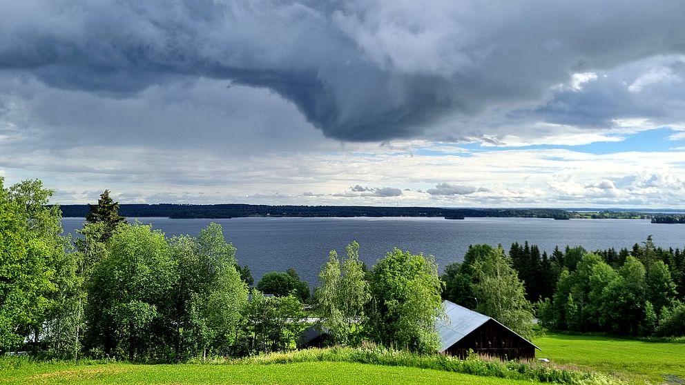Regntunga moln över Storsjön. Hallen, Jämtland den 30/6.
