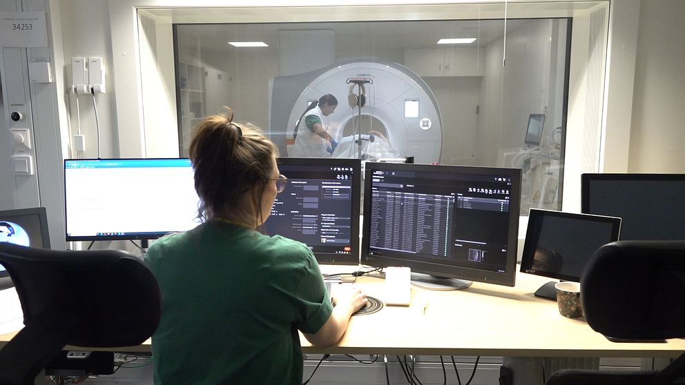 Två kvinnor gör en MR-röntgen.