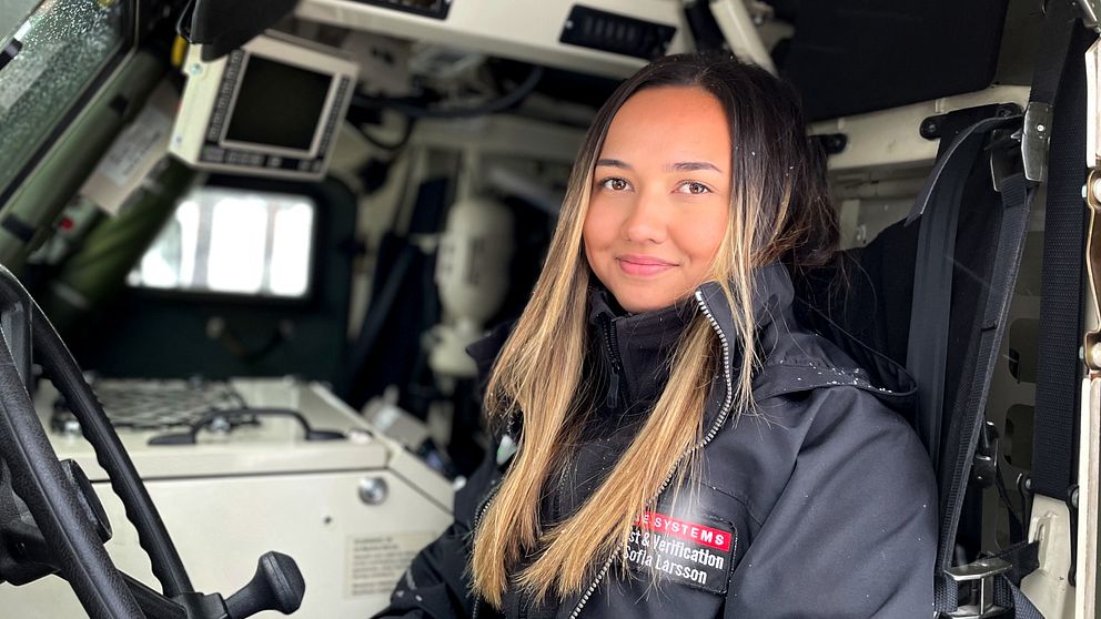 Sofia Larsson, provtekniker på BEA Systems Hägglunds, sitter vid ratten i en bandvagn.