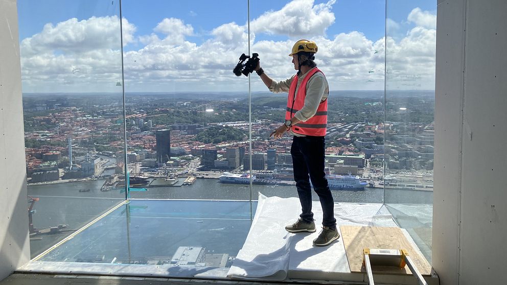 SVT-reporter Kristian Åkergren i glasboxen på Karlatornet.