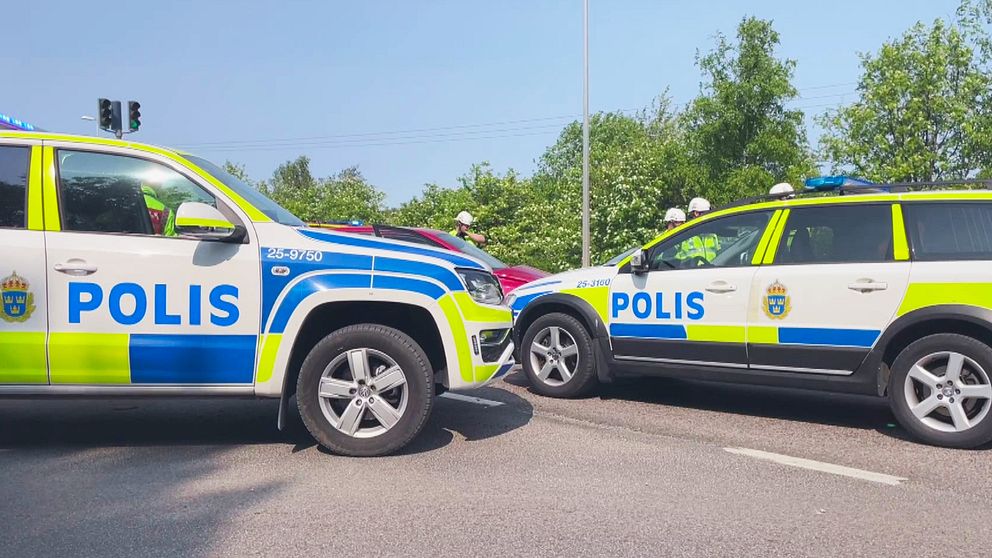 Två polisbilar står med nosen mot varandra vid en olycksplats.