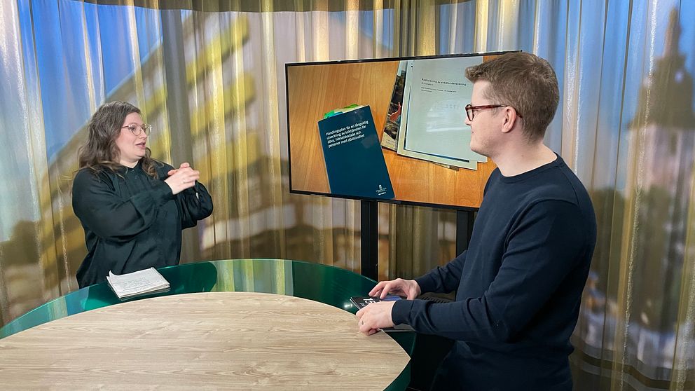 Åsa Byléhn och Magnus Bergevin står vid ett bord i en studio.