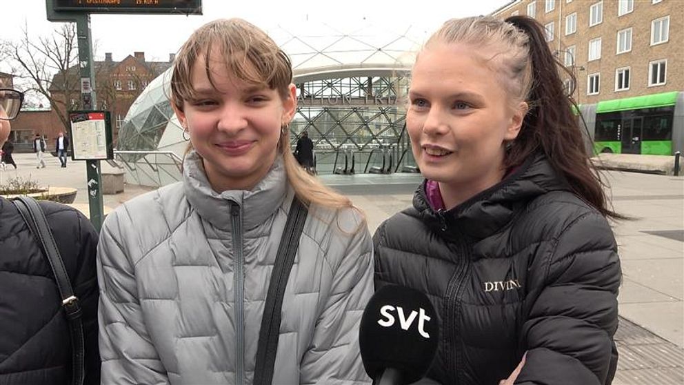 Två tjejer blir intervjuade av SVT
