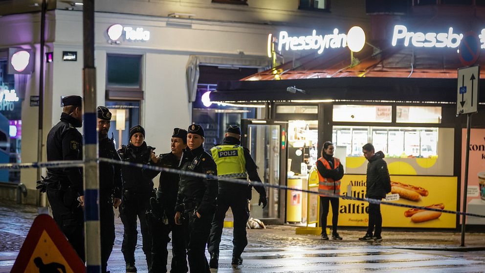 Poliser utanför Pressbyrån vid Kungsportsplatsen.