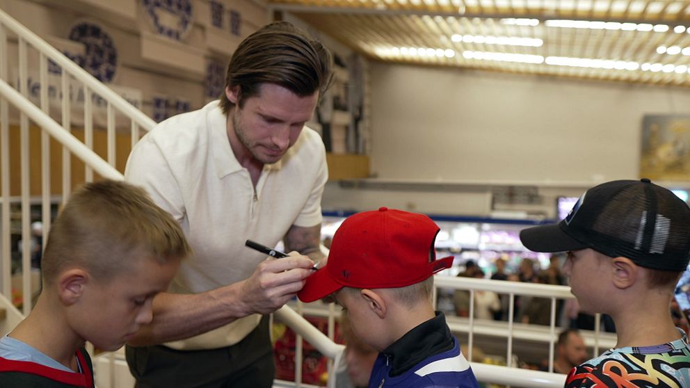 Oliver Ekman Larsson skriver autografer på ett varuhus i Tingsryd.