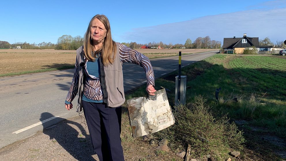 Bilen som kraschade i huset förstörde även grannens brevlåda.