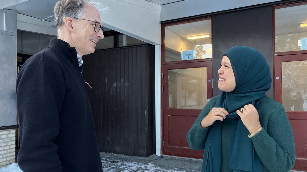 Fryshusets vd, Johan Oljeqvist, står utanför Fryshusets grundskola i Husby med föräldern Sonia Soudani.