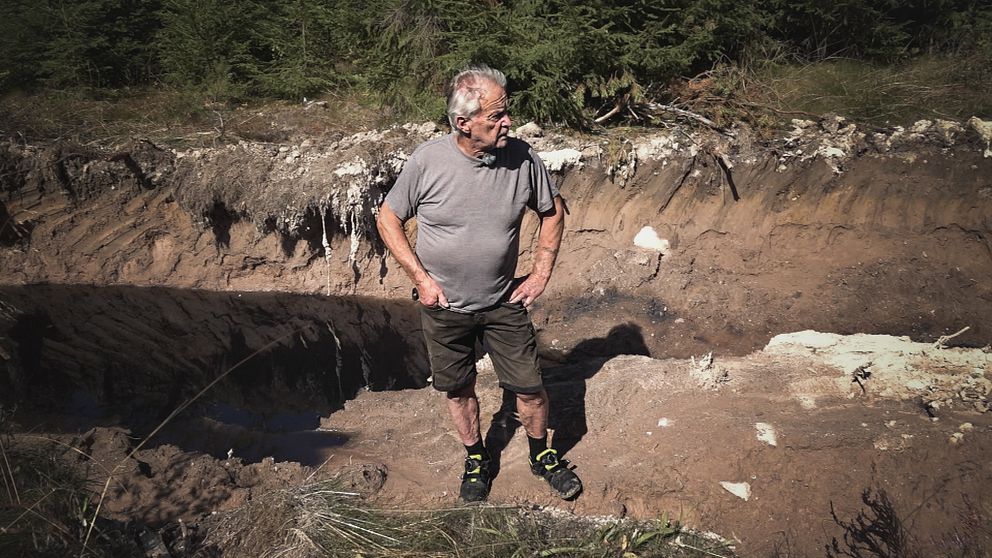 Kjell Sandberg står i djupa spår efter skogsmaskiner vid Nålbergs fäbodar i Leksand.