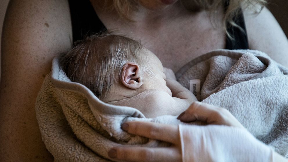 mamma med nyfött barn
