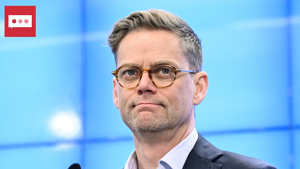 Jakob Olofsgård (L), kort blont hår, skäggstubb och glasögon.