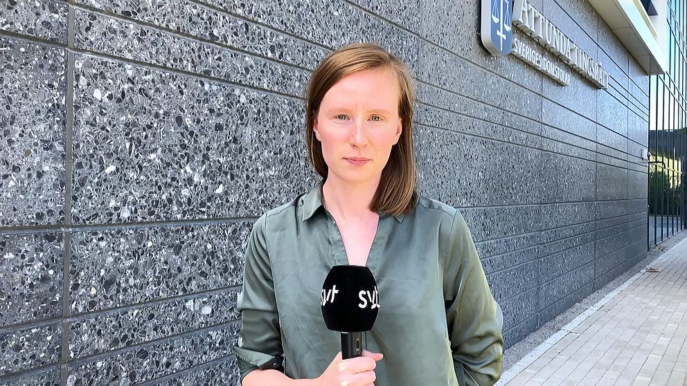 SVT:s reporter står framför Attunda tingsrätt.