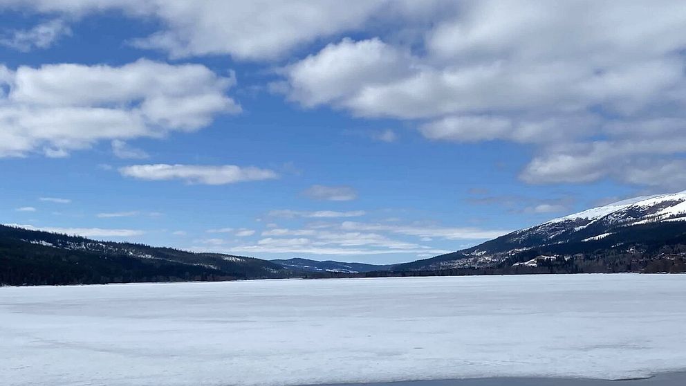Vy över Åre Strand, istäckt sjö