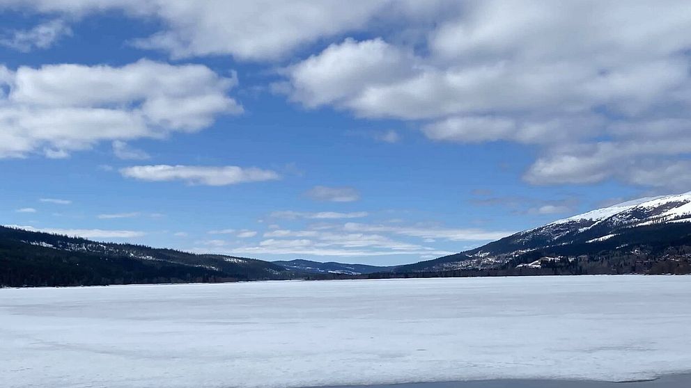 Vy över Åre Strand, istäckt sjö