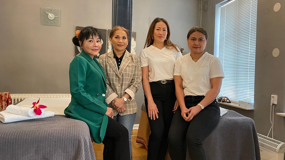 Fyra kvinnor som driver thaimassagesalonger i Lund står vid två massagebänkar.