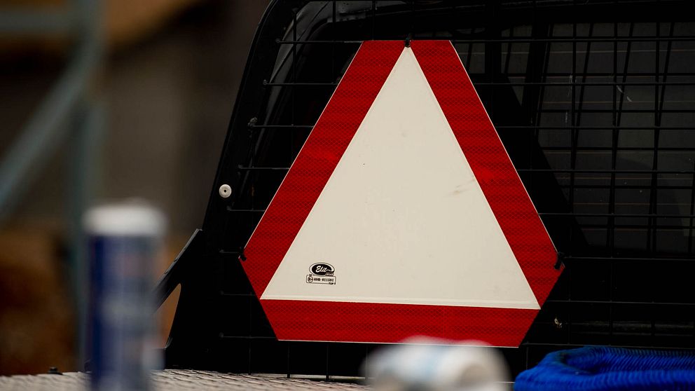Arkivbild på trekantig LGF-skylt som sitter på EPA-traktorer. Illustrerar polisjakt på Frösön i januari.