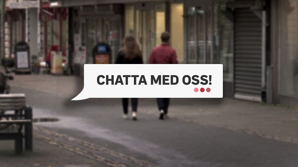 två personer går i centrum i en svensk stad