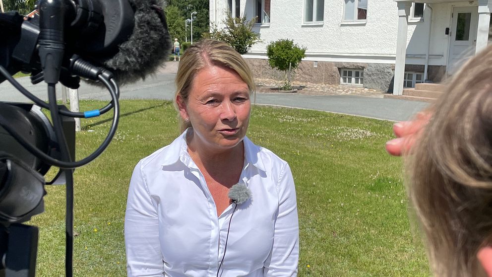 Jessica Lifström står bakom kameran framför Långanäs.