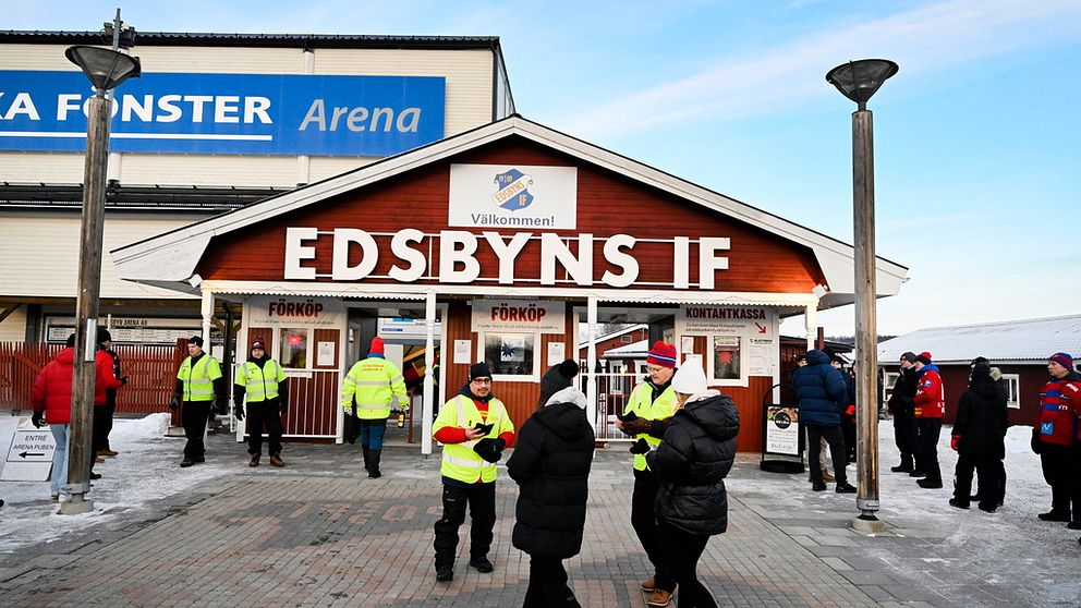 Personer utanför bandyhallen i Edsbyn