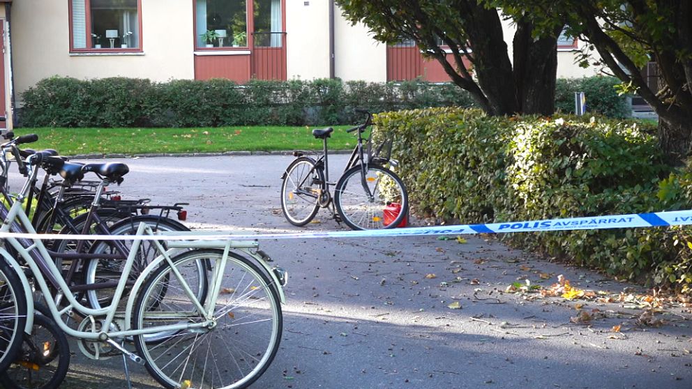 Polisavspärrning i Tybble i oktober. Cyklar och en röd dunk syns i bild.
