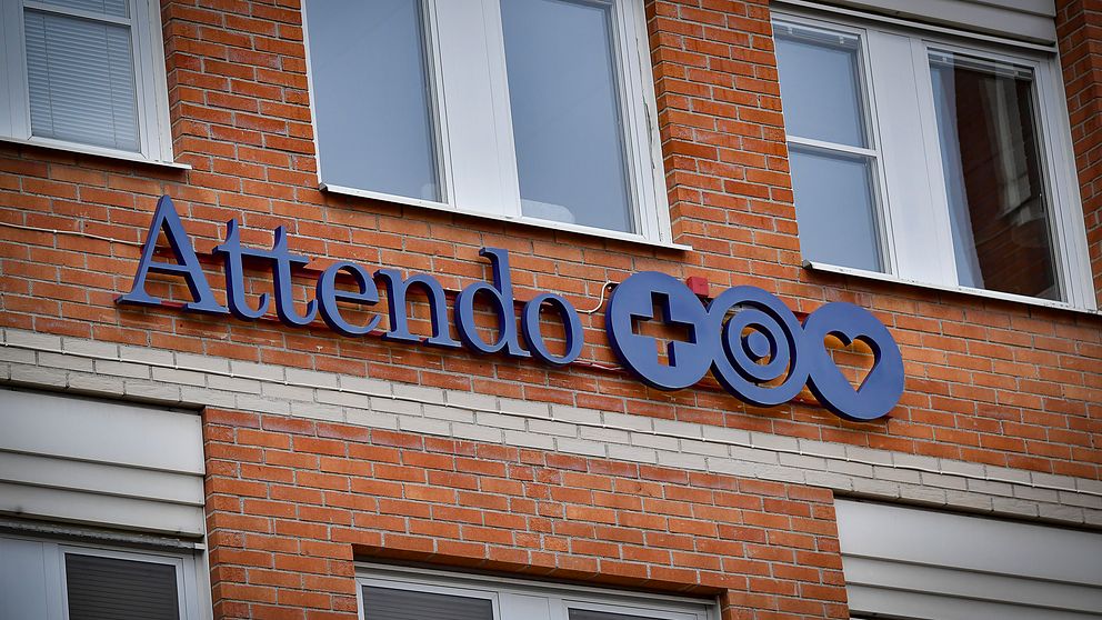 Attendo-logotyp på tegelbyggnad.
