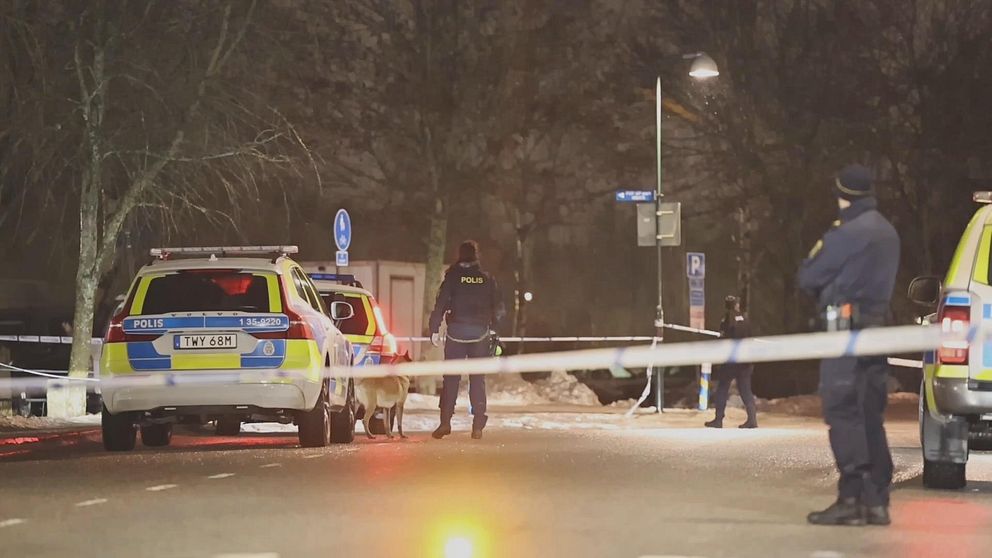 En massa poliser vid en skottlossning.