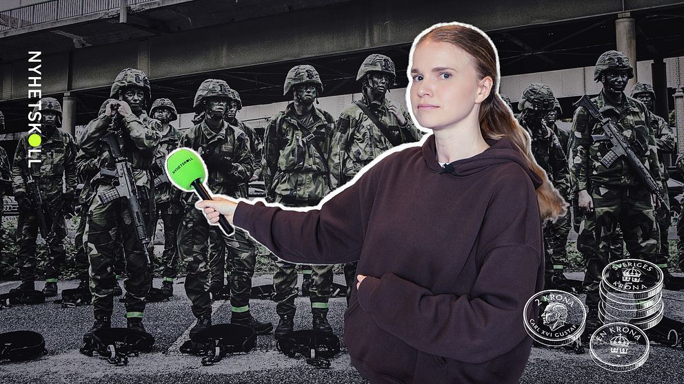 Reporter håller mikrofon framför rad soldater i full stridsutrustning, mynt syns i förgrunden.