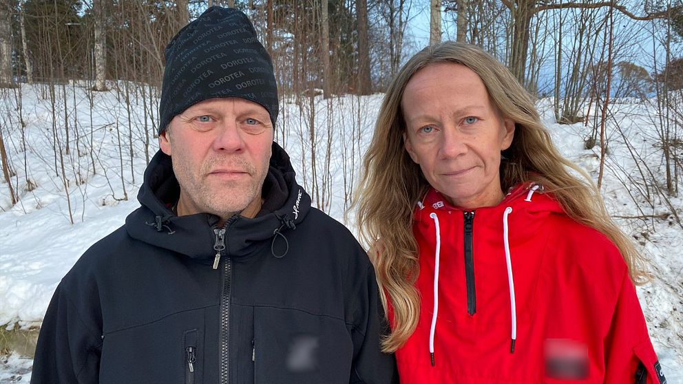 Peter och Kristin Jakobsson som förlorade sonen Hampus i olyckan i Solberg står ute i skogen, snö på marken
