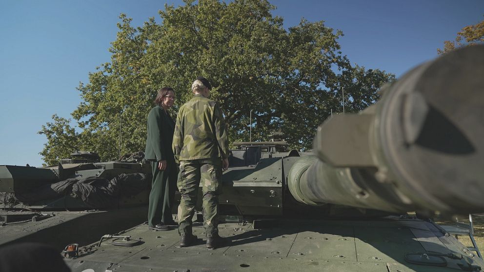 Utrikesministern på en stridstank
