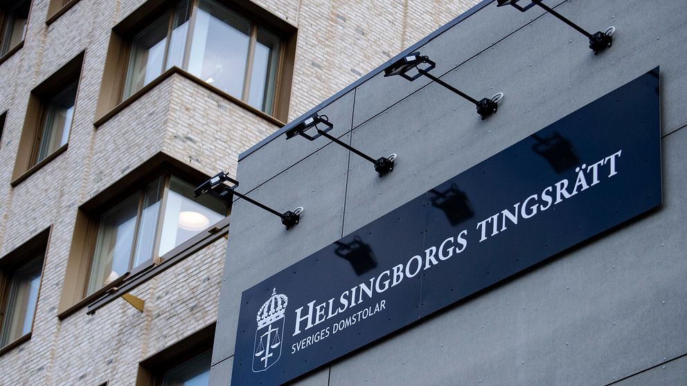 Skylt med texten ”Helsingborgs Tingsrätt” på en modern byggnad med glasfönster och tegelväggar.