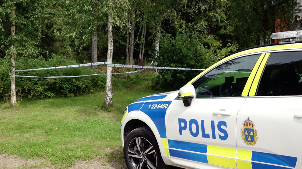Polisbil och avspärrningar vid en brottsplats utanför Sunne där det under natten till onsdag inträffade ett misstänkt mordförsök.