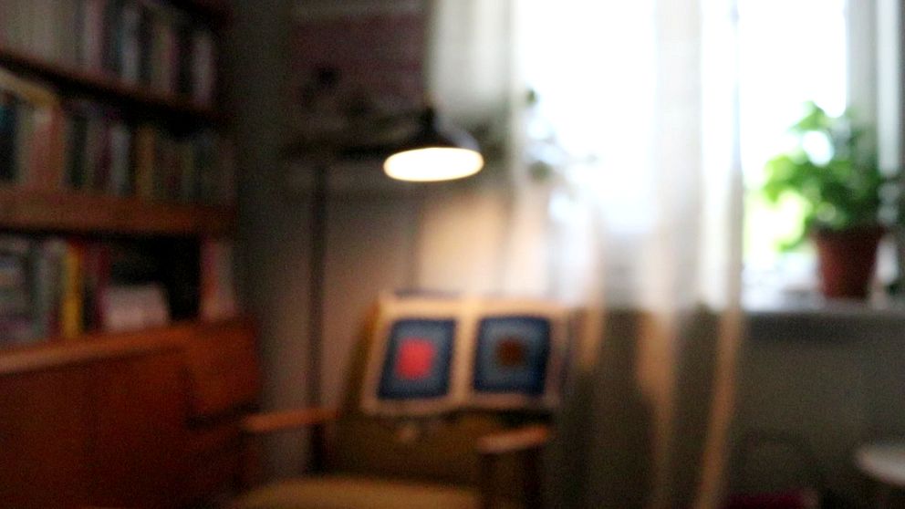 En oskarp bild av en äldre persons hem.