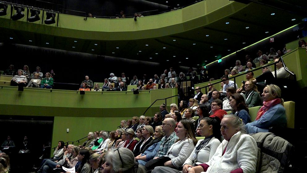 Publik i teatersalongen på kulturhuset Spira