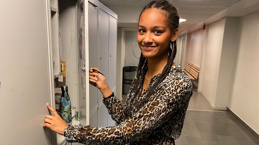 Nauvoo Kristofersdotter Ekeke  som är elev på Bergsåkers skola står vid sitt skåp