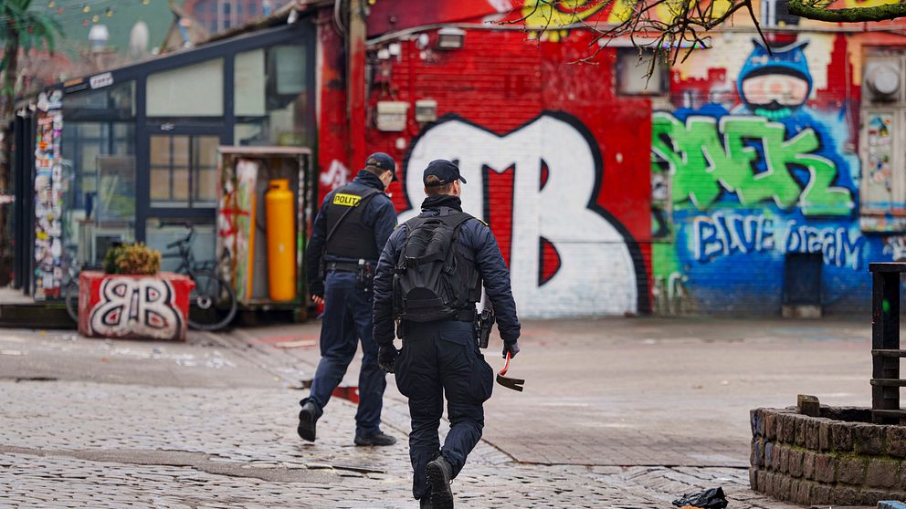 Poliser går runt på Pusher street i Christiania i Köpenhamn