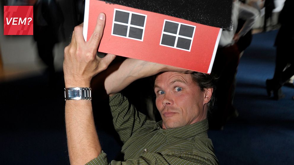 konstnären Mikael Genberg med ett litet hus ovanför huvudet