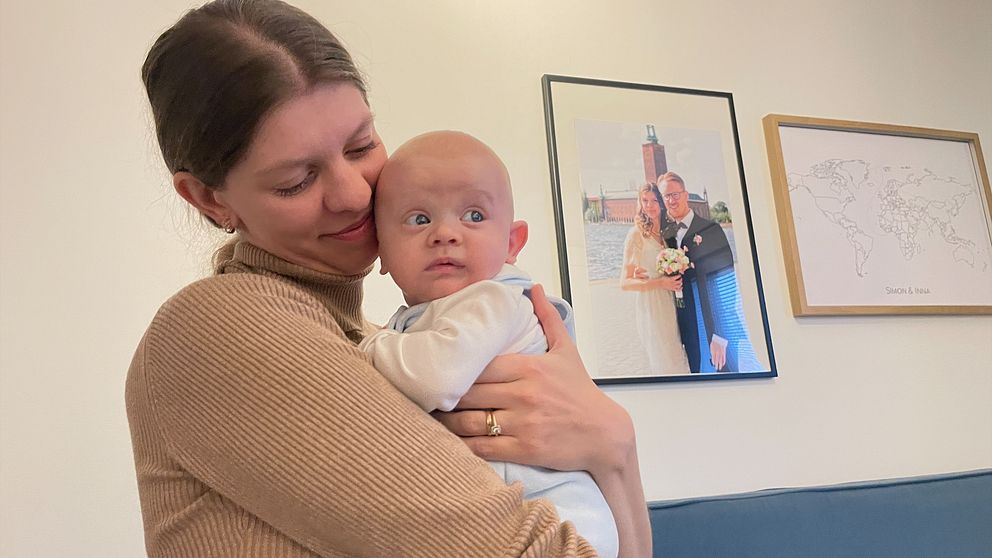 Inna Löfgren med sin bebis William. Mycket har hänt sedan hon som krigsflykting gick av färjan i Nynäshamn den 1 mars 2022.