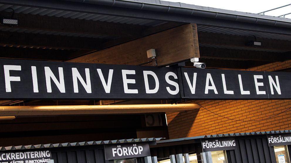 Entrén till Finnvedsvallen med skyltar för förköp och åskådarinkräkning.