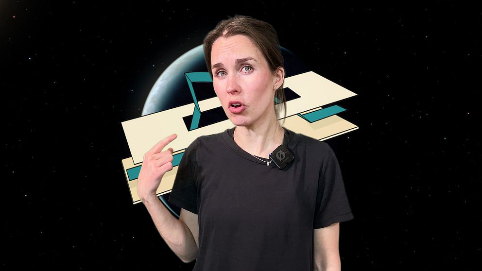 Person i svart t-shirt pratar mot science fiction-bakgrund med rymdmotiv.