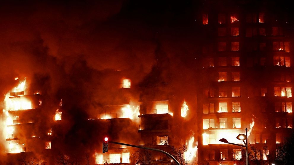 Flera döda i spansk höghusbrand – många saknas