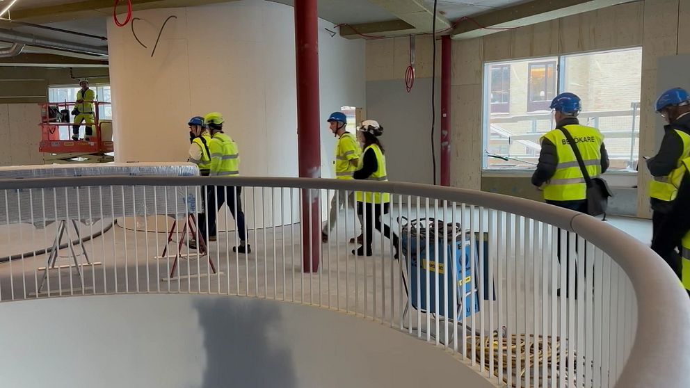 Besökare på byggarbetsplatsen kulturhuset Agnes i Gävle