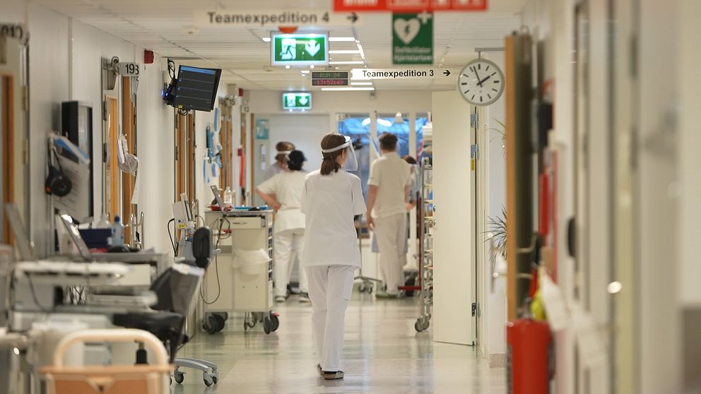 sjukvårdspersonal i korridor