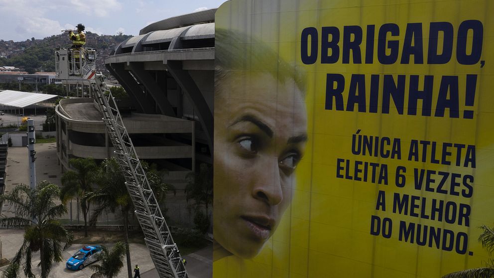 Legendaren Marta uppvaktas med en jättelik banderoll utanför Maracana-stadion i Rio de Janeiro.