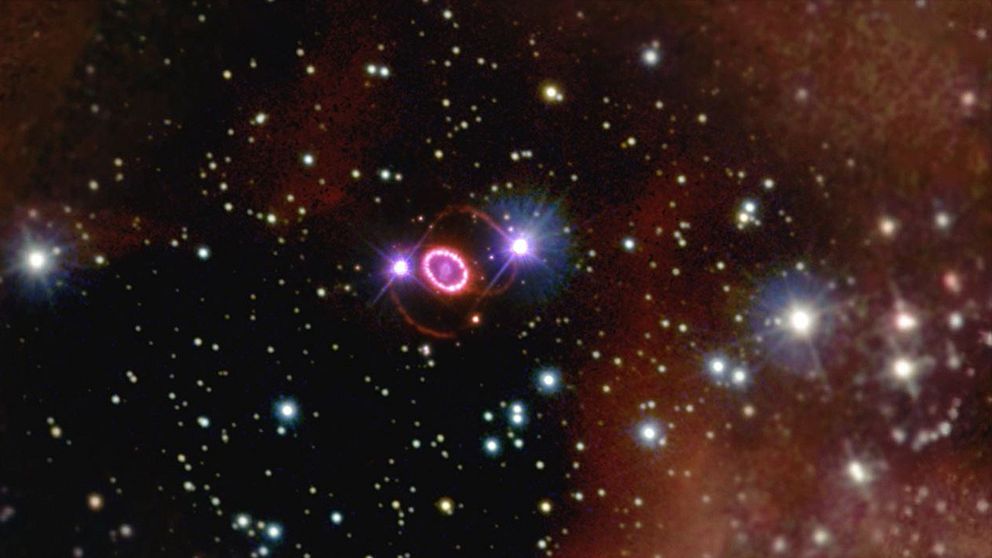 En supernova med ringar i en galax.