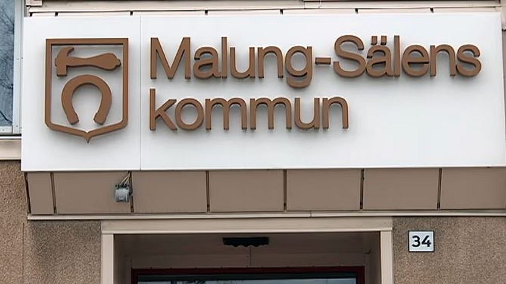 Skylt vid ingången till kommunhuset för Malung-Sälens kommun med text och logotyp.