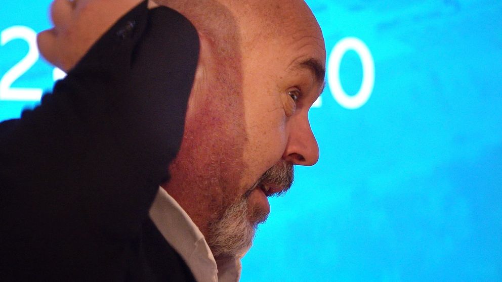 Man från sidan vid en presentation.