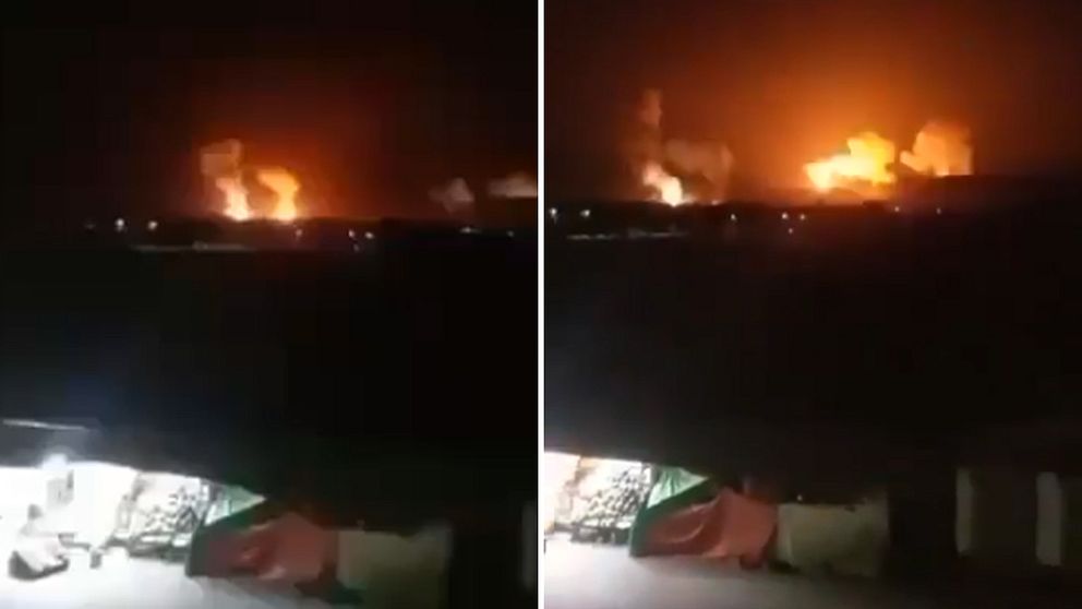 Tvådelad bild. Vänster: nattlig explosion synlig i fjärran. Höger: fortsatt eld och rök på natthimlen.