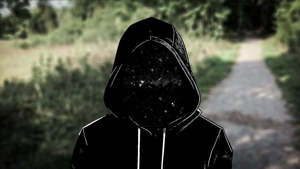 En silhuett av en man i huvtröja framför en mordplats i Årbyskogen i Eskilstuna.