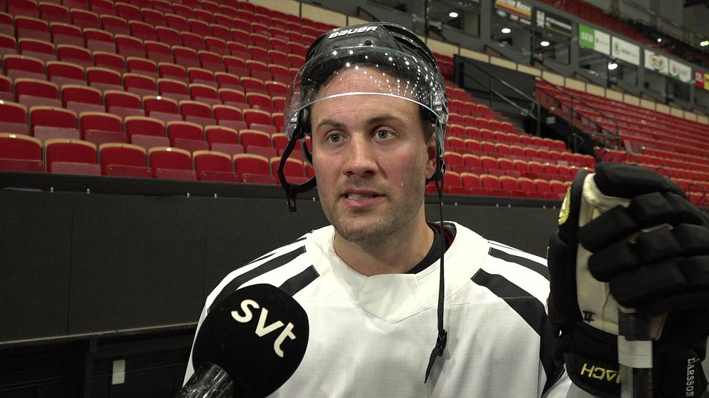 Brynäs IF:s lagkapten Johan Larsson intervjuas